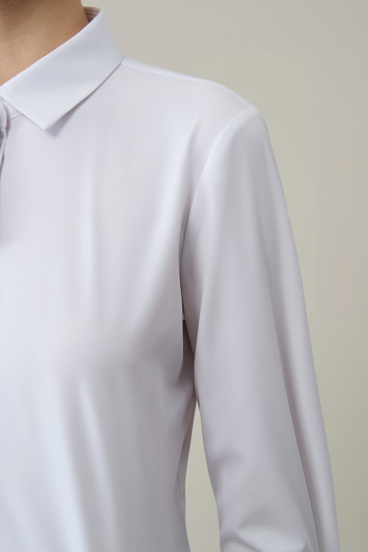 Non-Iron Dry Stretch Poplin Comfort Fit Long Sleeve Shirt with Detachable Bow Tie