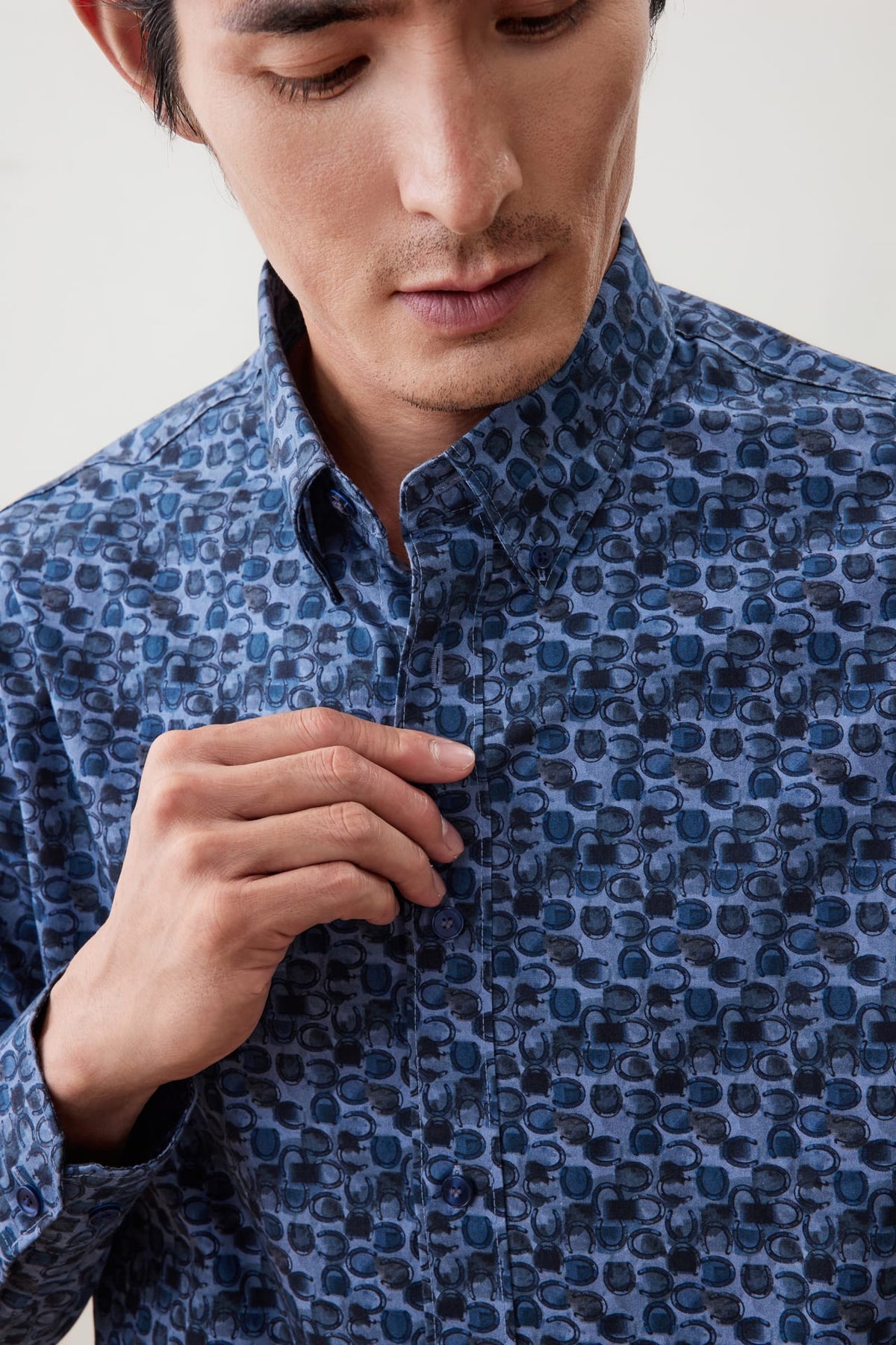 G2000 Shirts Wrinkle-Free Horseshoe Digital Print Comfort Fit Twill Casual Shirt