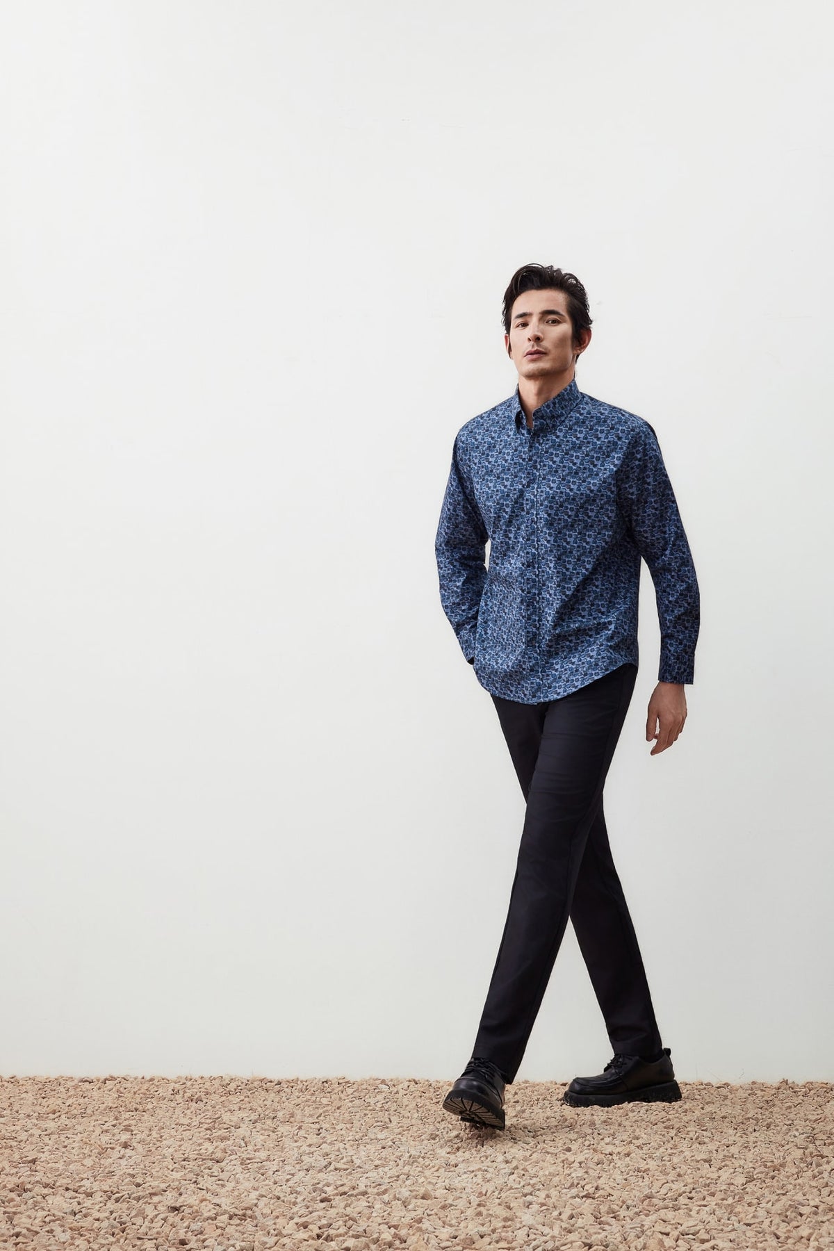 G2000 Shirts Wrinkle-Free Horseshoe Digital Print Comfort Fit Twill Casual Shirt