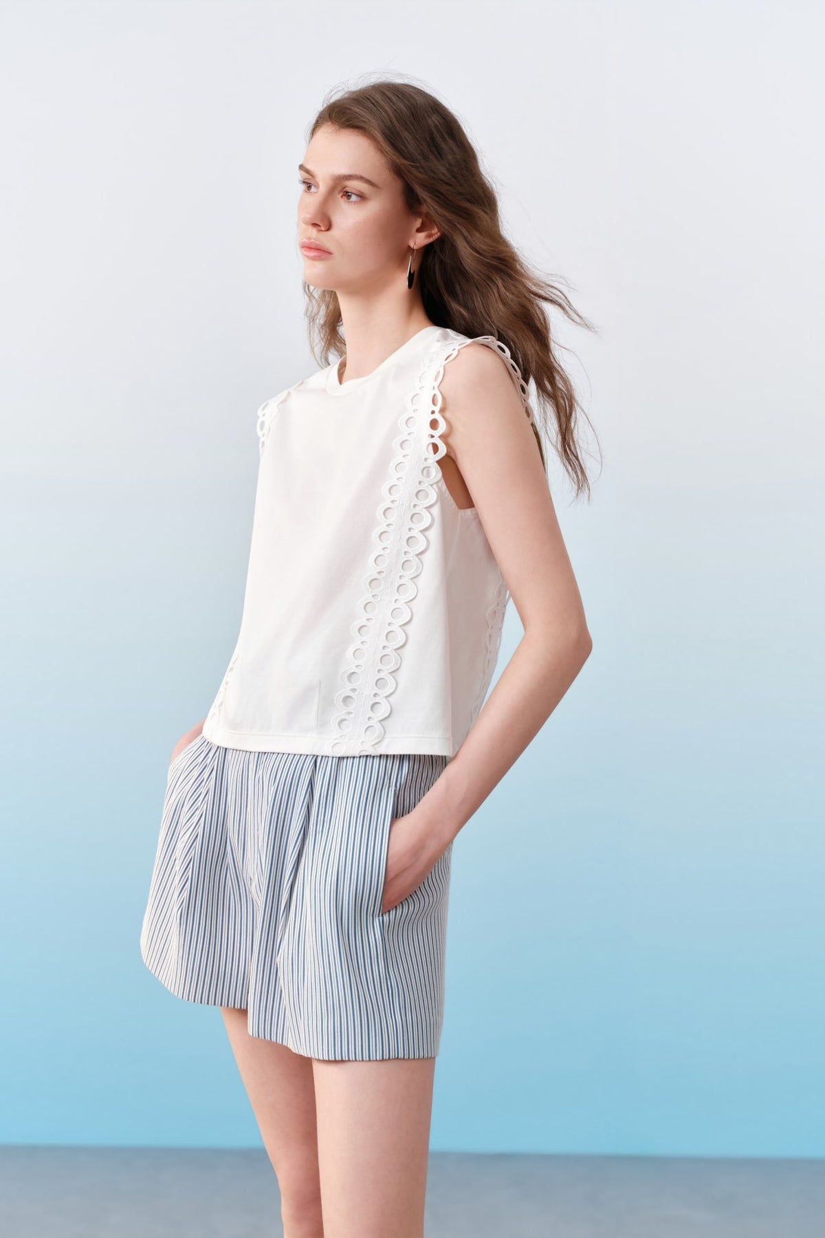 G2000 T-Shirts Lace Blocking Round Neck Sleeveless Top White Regular