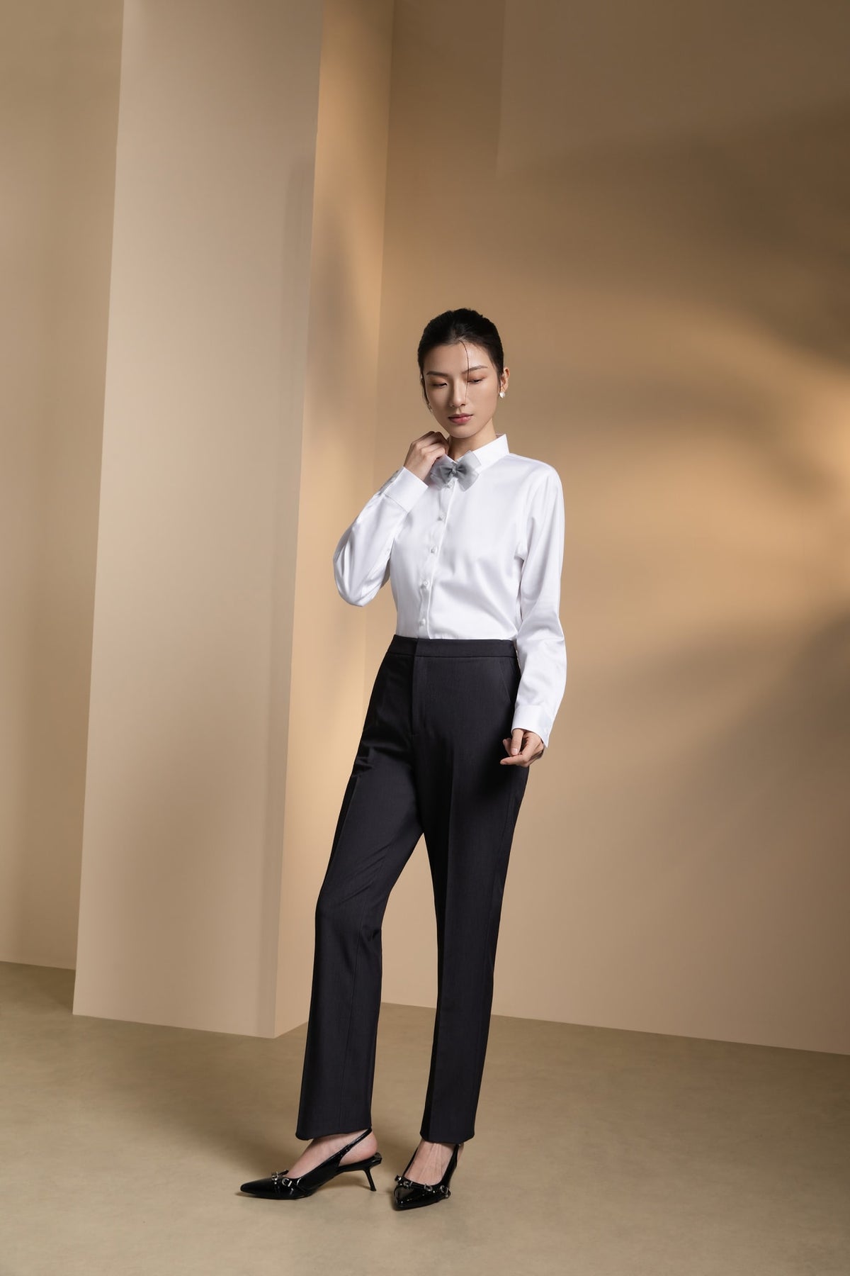 Non-Iron Stretch Solid Fine Twill Comfort Fit Long Sleeve Shirt with Detachable Bow Tie