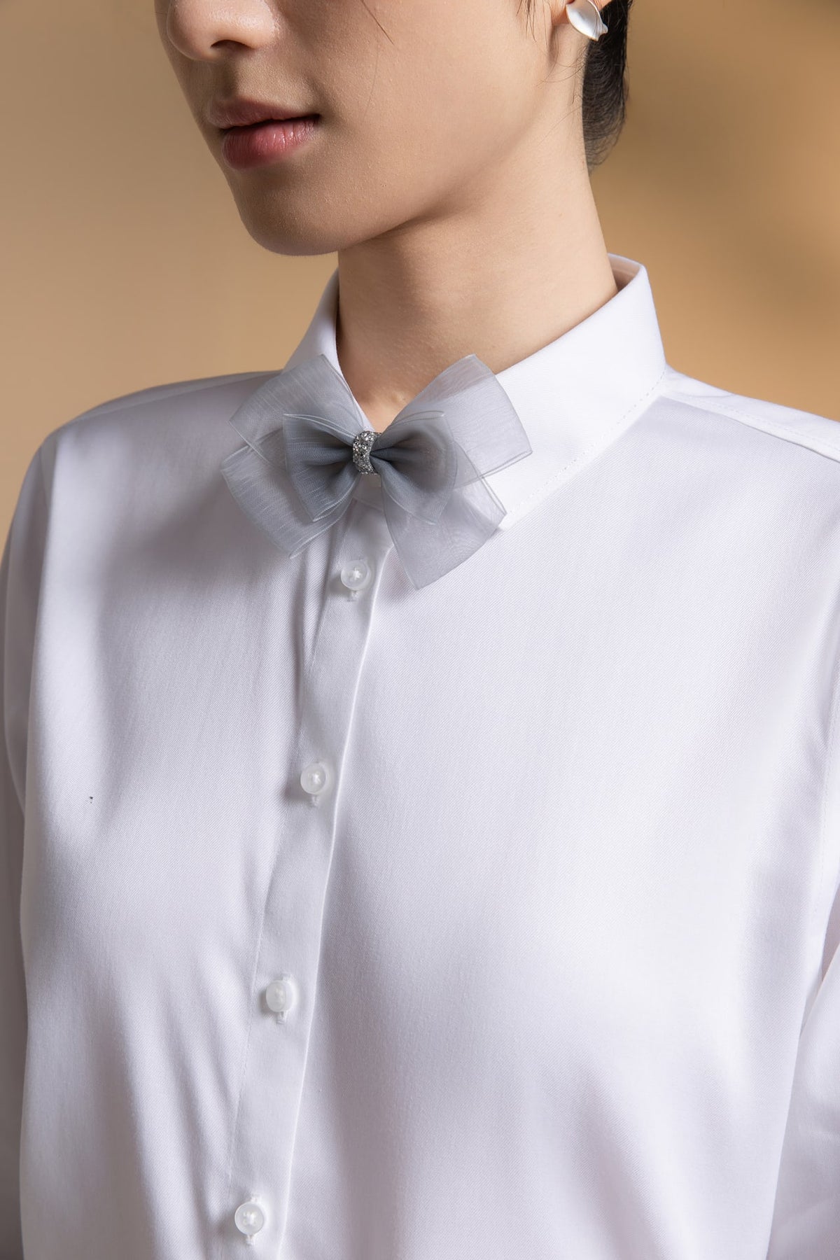 Non-Iron Stretch Solid Fine Twill Comfort Fit Long Sleeve Shirt with Detachable Bow Tie