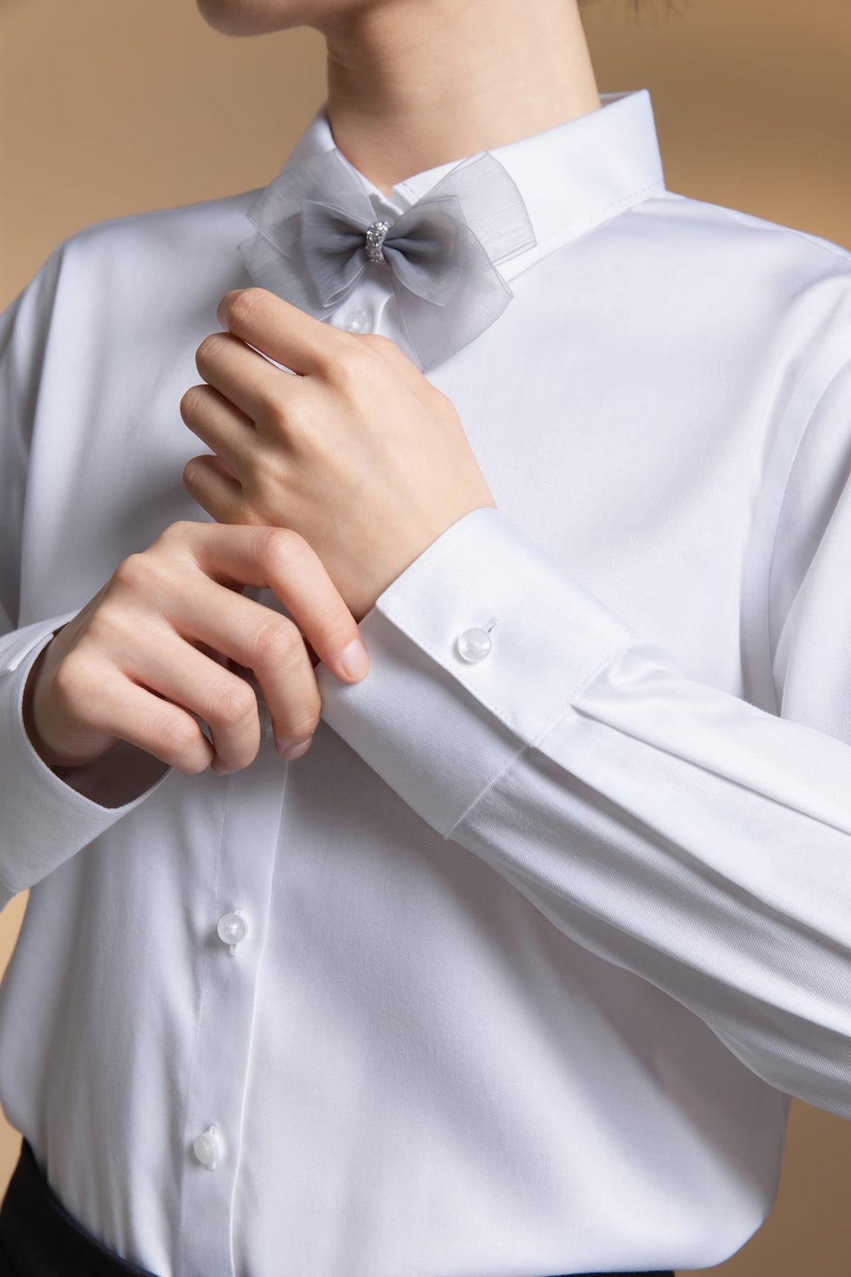 Non-Iron Stretch Solid Fine Twill Comfort Fit Long Sleeve Shirt with Detachable Bow Tie